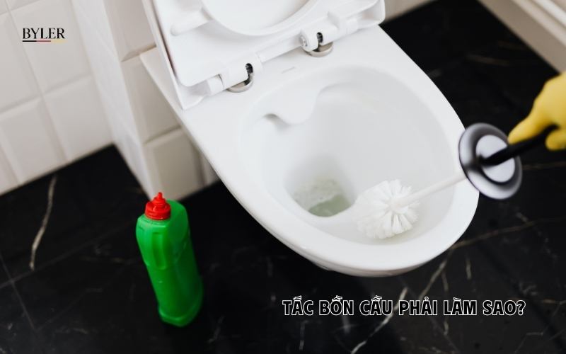 Tắc bồn cầu phải làm sao?
